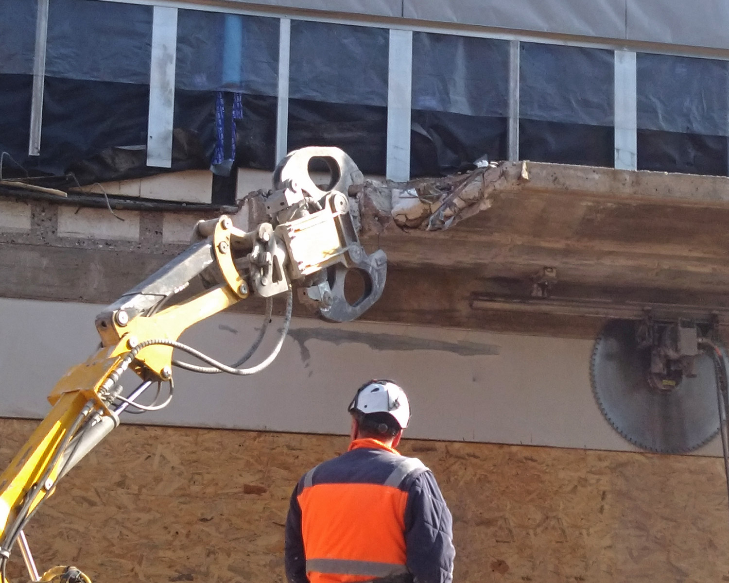 Demolizione con robot elettrico radiocomandato FG Commerce & Demolition